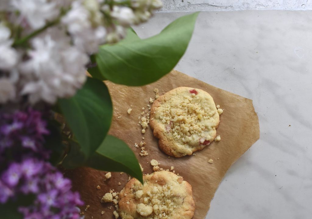 Cookies with rhubarb and crumble and lilac flowers