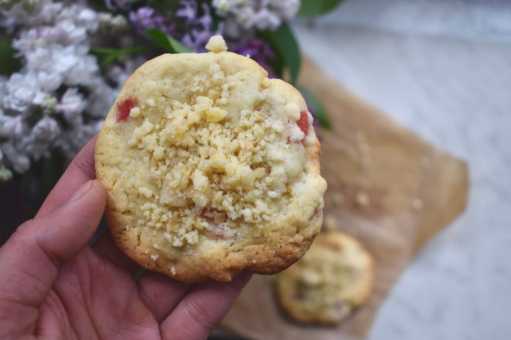 Biscuit with rhubarb and crumble